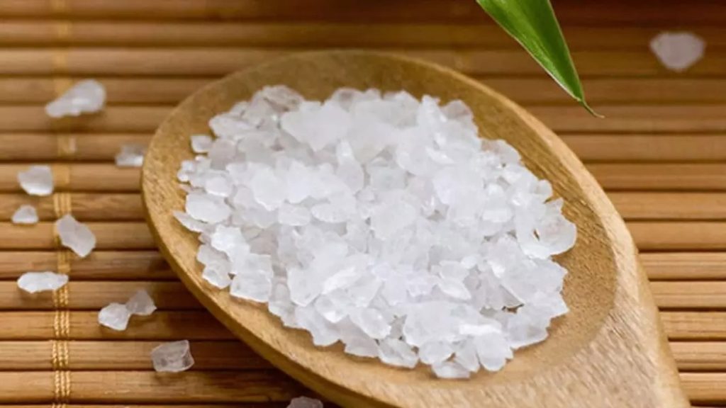 Simpatia com sal grosso para se livrar de gente invejosa: faça antes de 2022 acabar