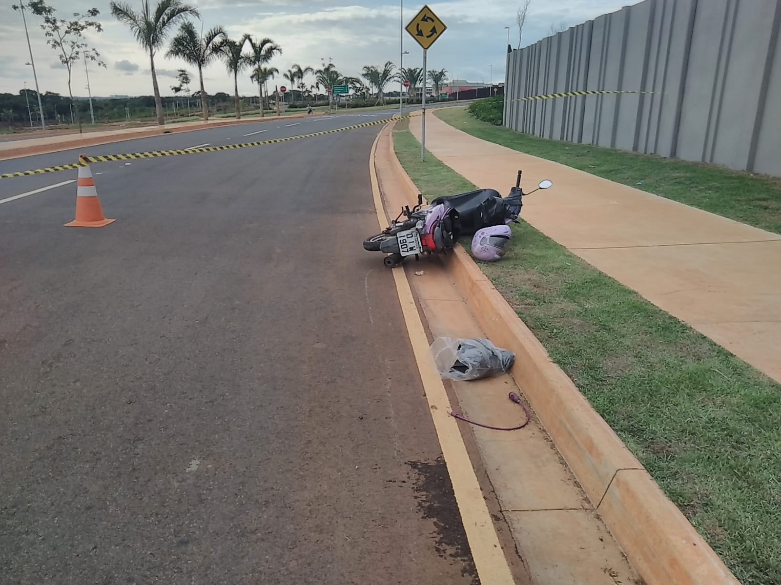 Motociclista perde controle em curva, bate no meio fio e morre em Goiânia