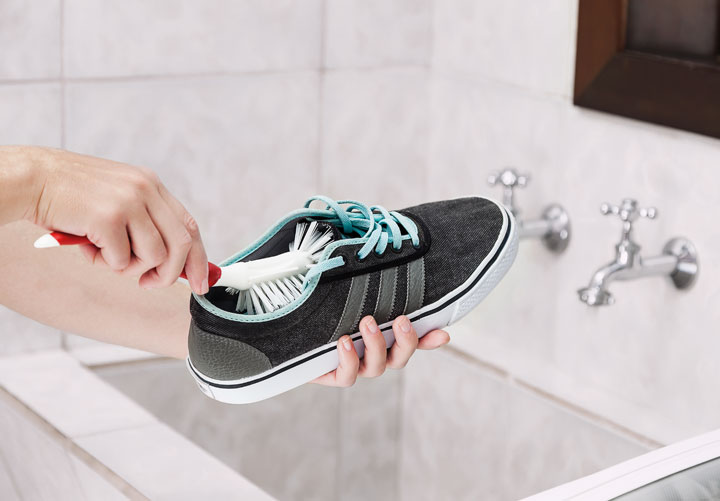 Saiba qual é a melhor maneira de limpar os sapatos e tênis sem precisar lavar