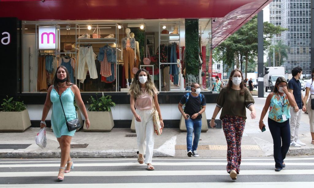 População é orientada a voltar usar máscara em Goiás