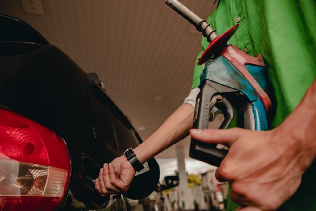 Após queda nas refinarias, diferença do preço da gasolina chega a quase R$ 1 em Goiânia; veja lista