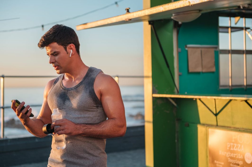 Seu parceiro pode estar te traindo pelo celular e estes são os sinais