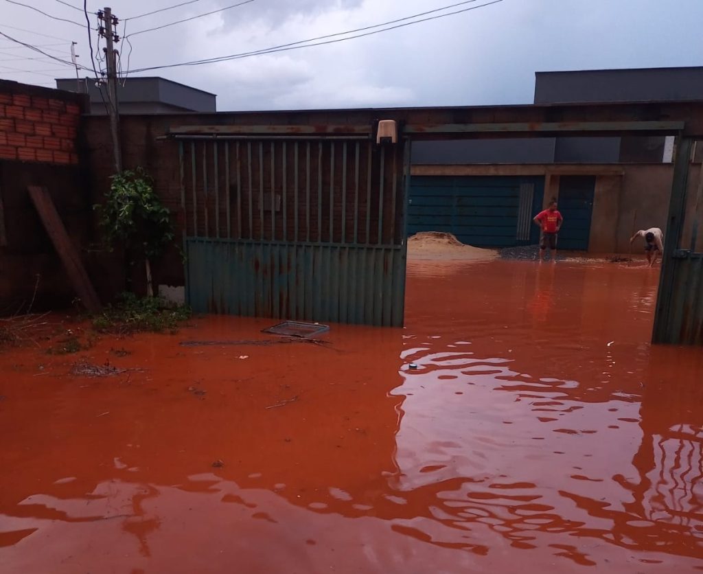 Temporal alaga ruas e deixa bombeiros em alerta em Ceres