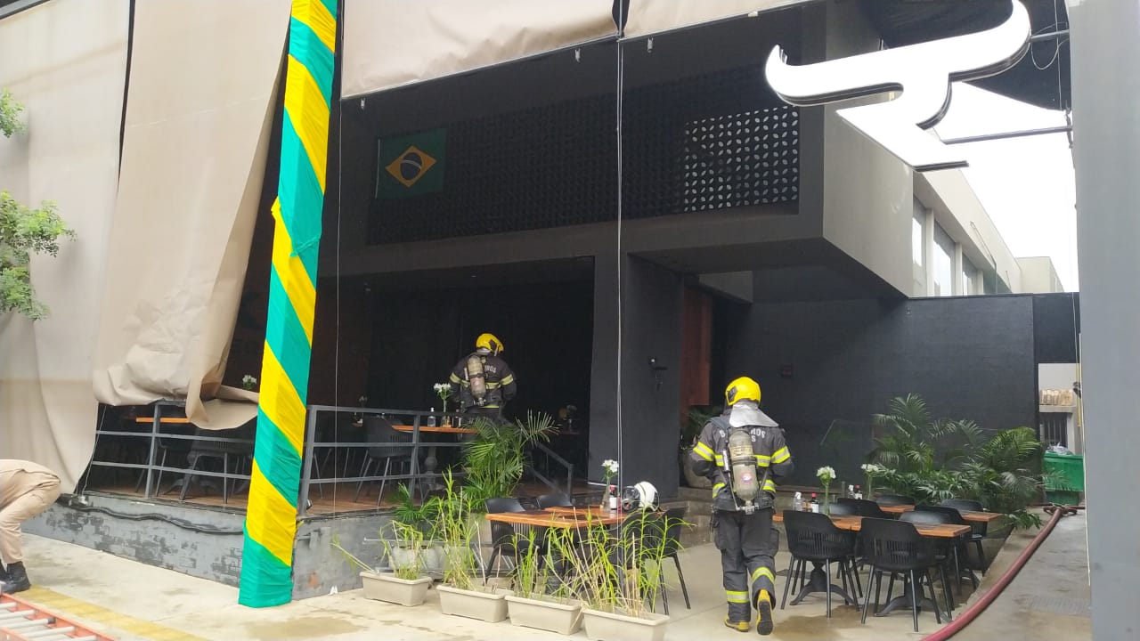 Restaurante pega fogo em Goiânia na manhã deste domingo (27)