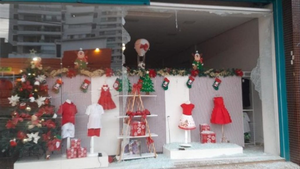 Homens quebram vitrine e furtam objetos de uma loja de um bairro nobre de Goiânia