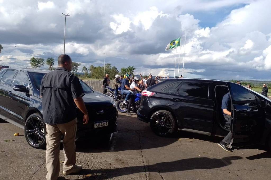 Após 2 meses, Bolsonaro faz passeio de moto na véspera do Natal