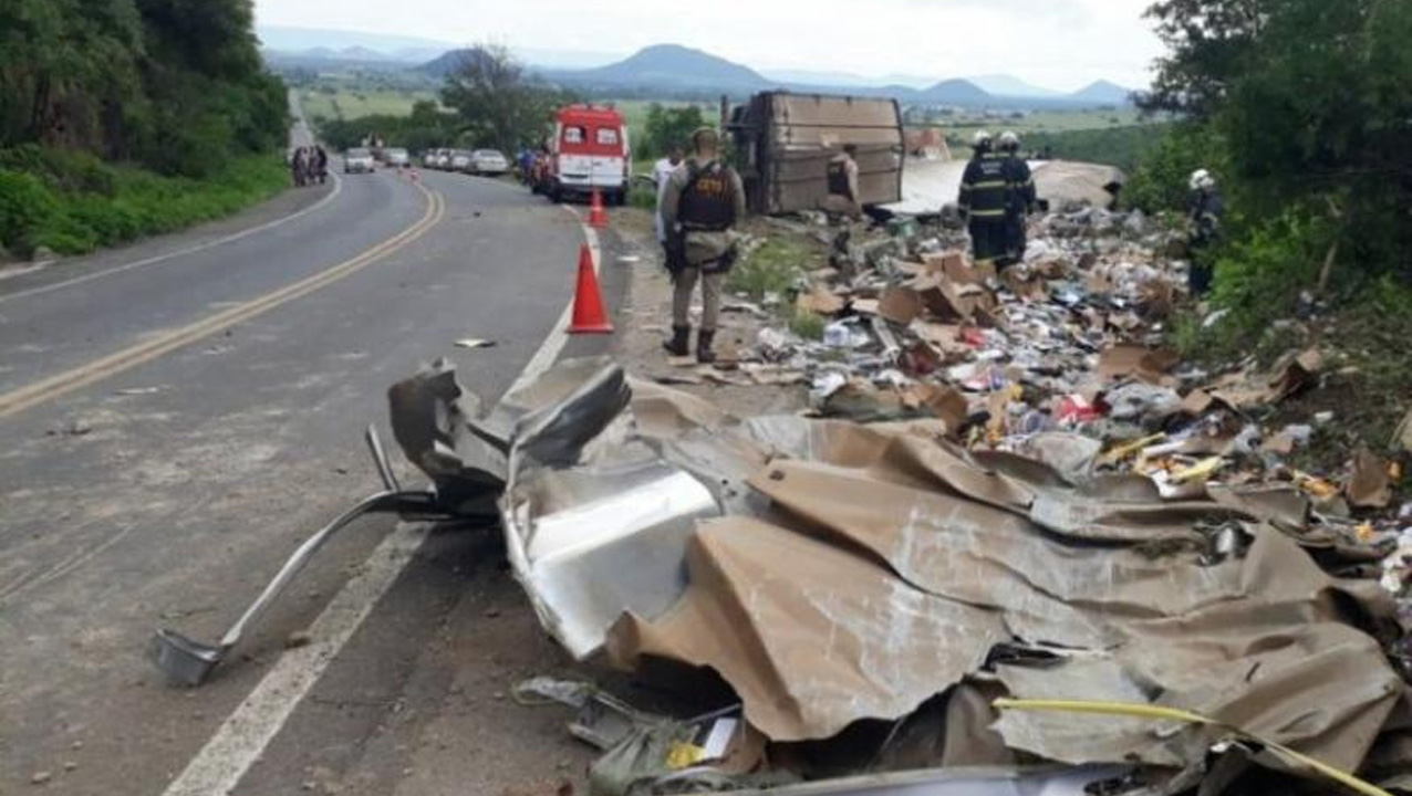 Imagem mostra de caminhão tombado e objetos jogados na pista. (Foto: Reprodução)