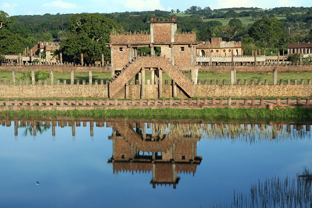 Conheça a cidade goiana que tem um mundo medieval com mais de 30 castelos