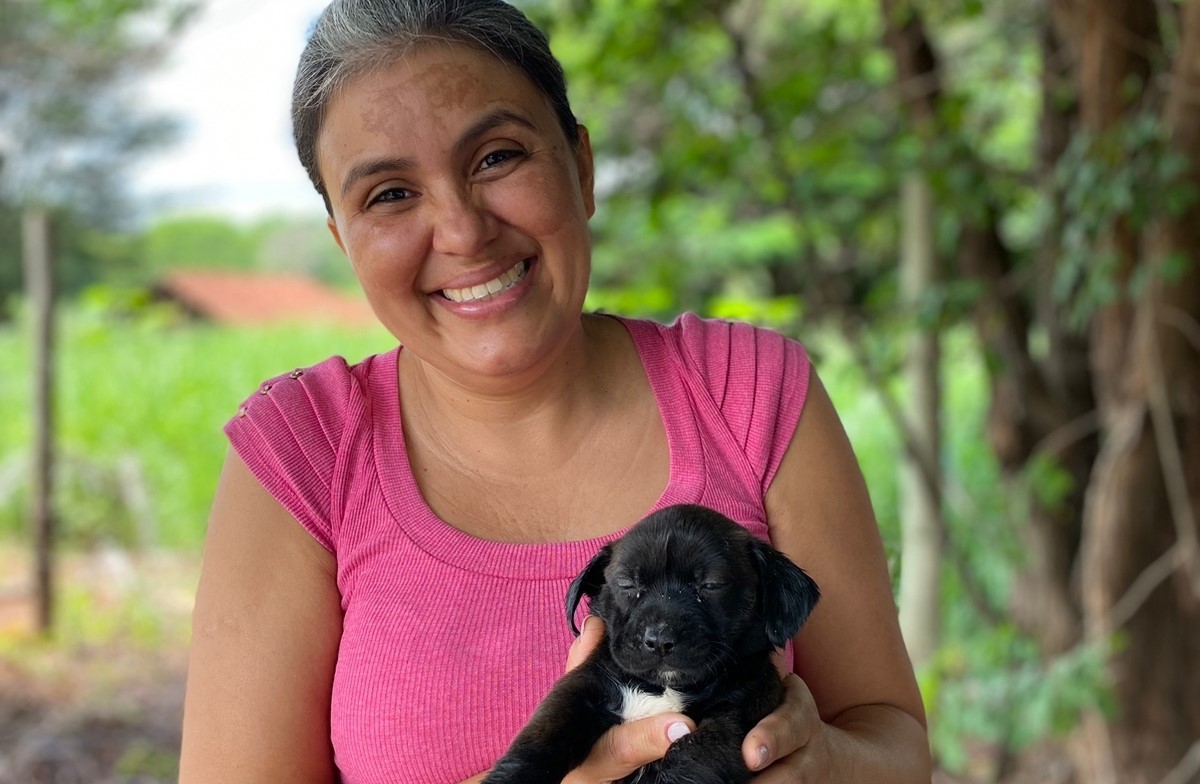 Mulher adota filhote abandonado resgatado por bombeiros após cair em bueiro, em Goiânia