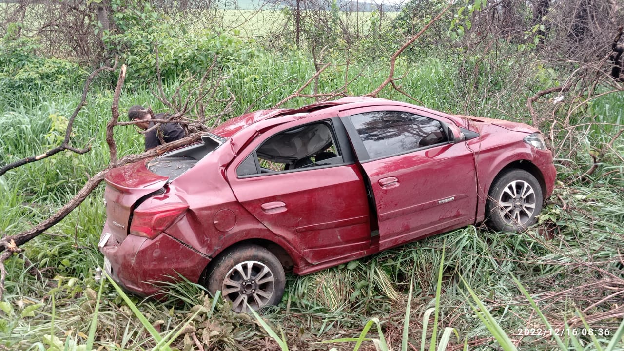 Mulher fica gravemente ferida após carro bater em árvore, em Jataí