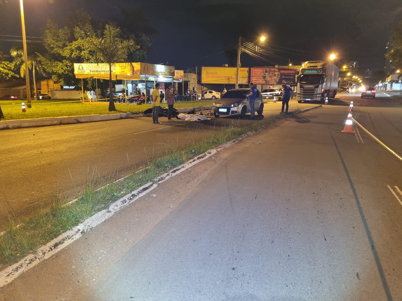 Motociclista morre após invadir pista contrária e ter corpo arremessado em cima de carro, em Goiânia