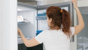 Geladeira cheia de gelo? Veja 6 formas de descongelar rápido