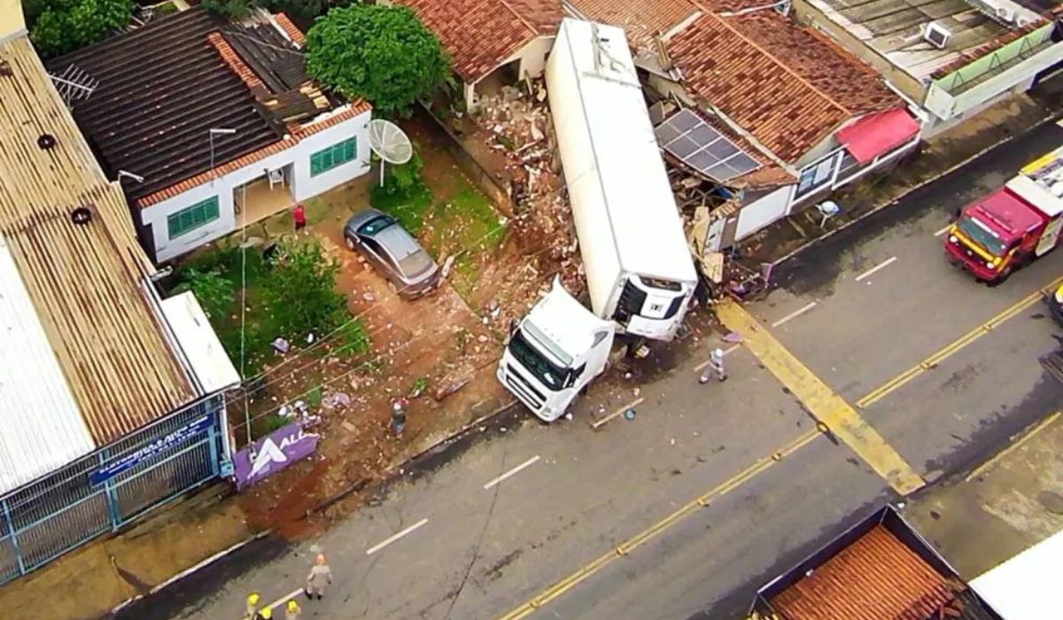 Carreta desgovernada derruba muros de três residências além do telhado de uma casa, em Bela Vista