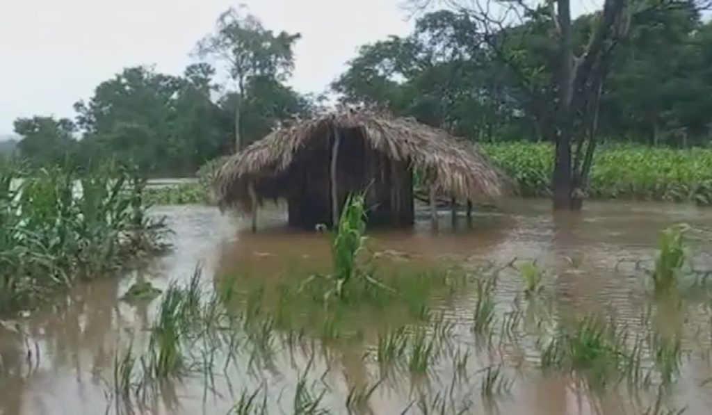 Fortes chuvas em Goiás derrubam pontes, deixam moradores ilhados e causam prejuízo