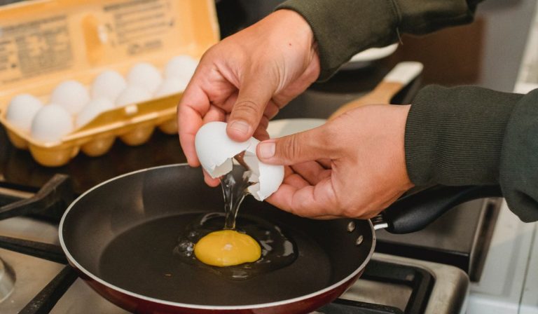 Saiba como fritar ovo sem que ele grude na panela