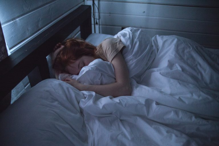 É seguro dormir com ar-condicionado ligado? Veja a resposta