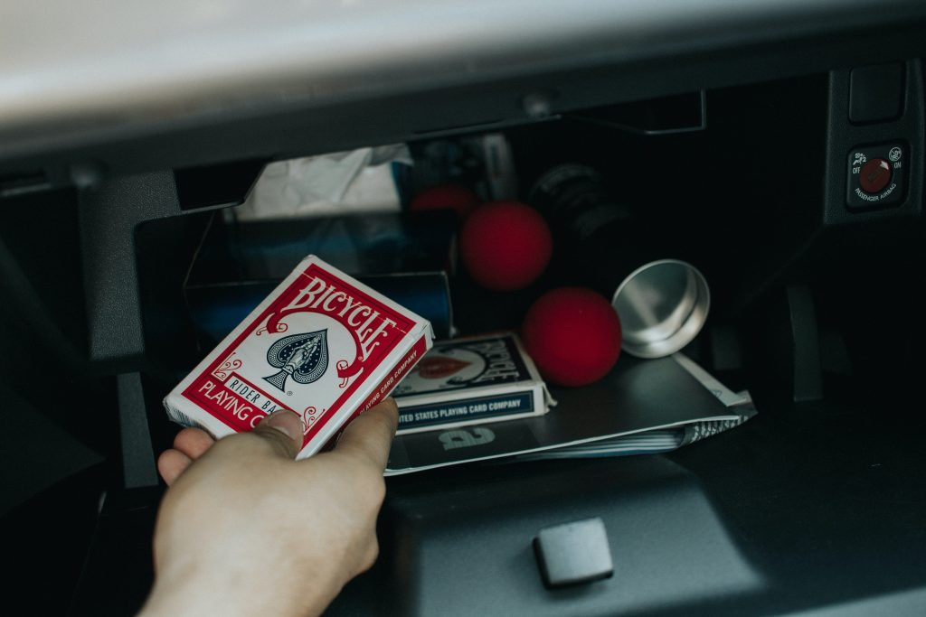 6 coisas que não podem ser colocadas no porta-luvas do carro e muitos insistem