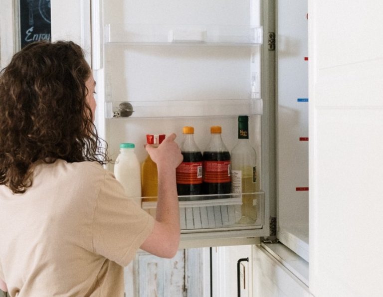 6 alimentos que não devem ser cortados antes de guardar na geladeira