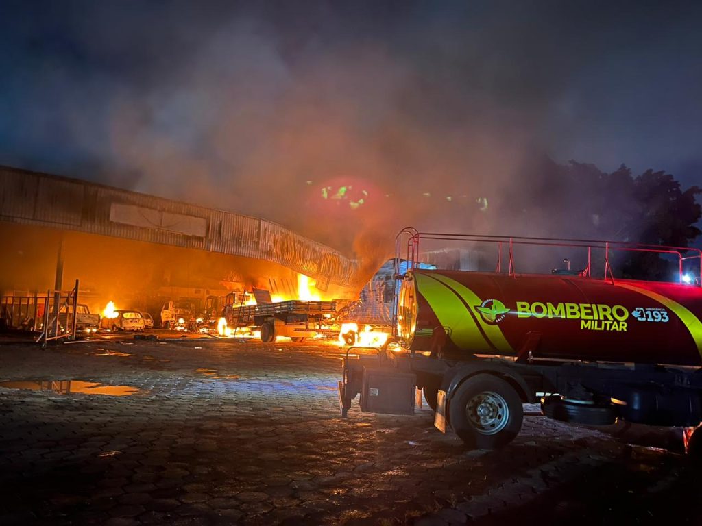 Incêndio em oficina ao lado do Posto Cebolão, em Anápolis: bombeiros tentam controlar as chamas