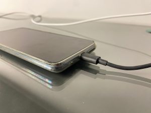 Especialistas alertam sobre erro comum ao colocar celular para carregar