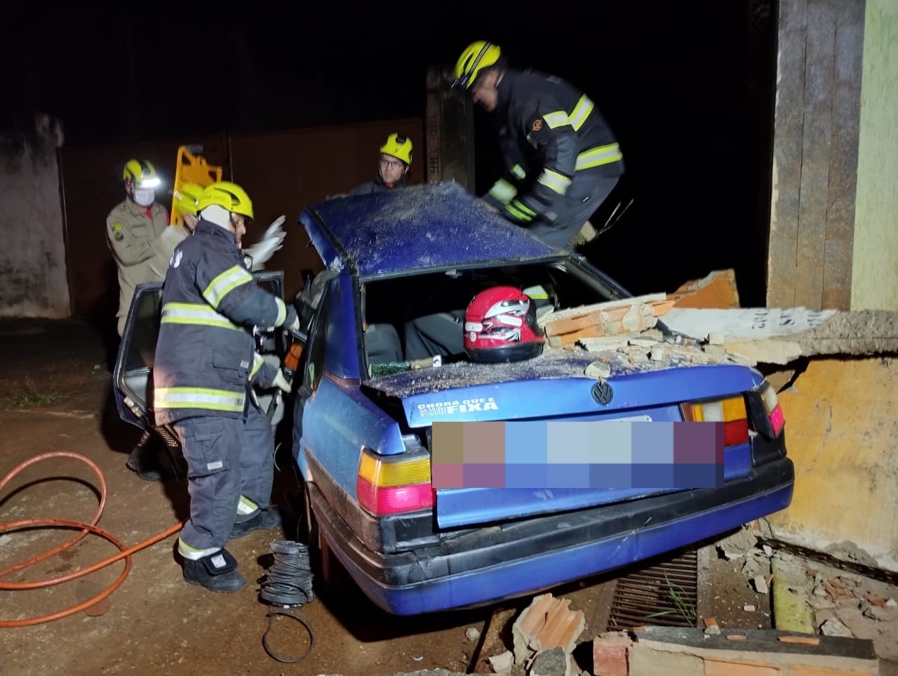 Motorista perde controle, bate carro contra muro e fica gravemente ferido, no Entorno de Brasília