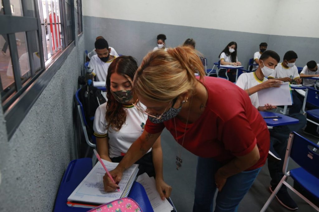 Caiado libera o pagamento de benefício para todos os servidores da educação