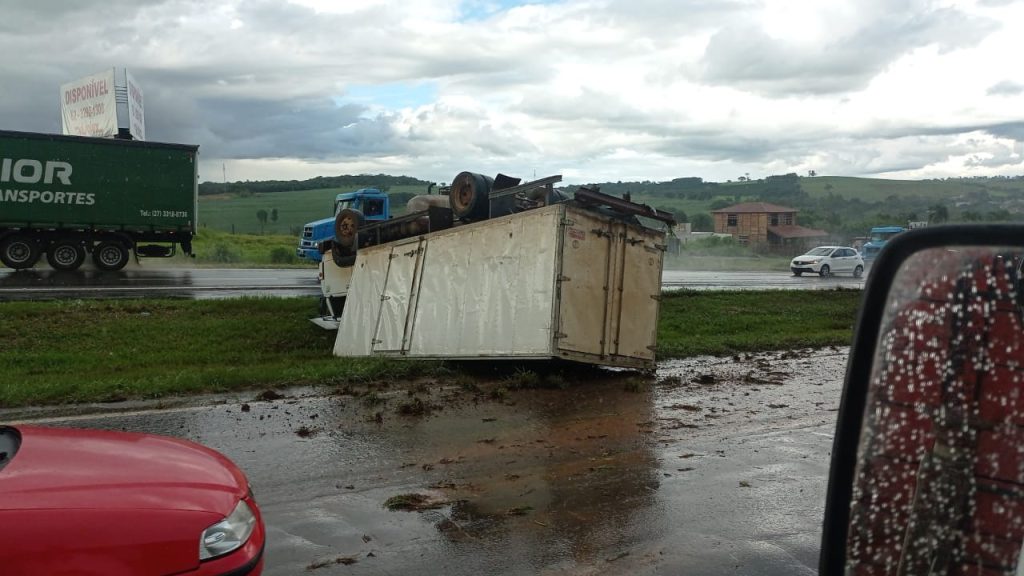 Caminhão tomba na BR-060 e deixa trânsito lento entre Goiânia e Anápolis