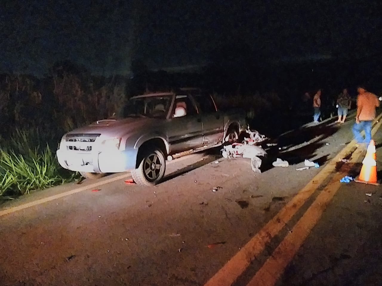 Motociclista bate em motorista que abastecia carro na estrada, cai e é atropelado em Goiânia