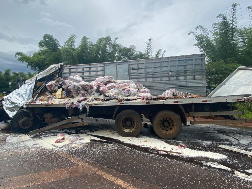 Motorista invade pista contrária, colide com caminhão e morre, em Bom Jesus de Goiás