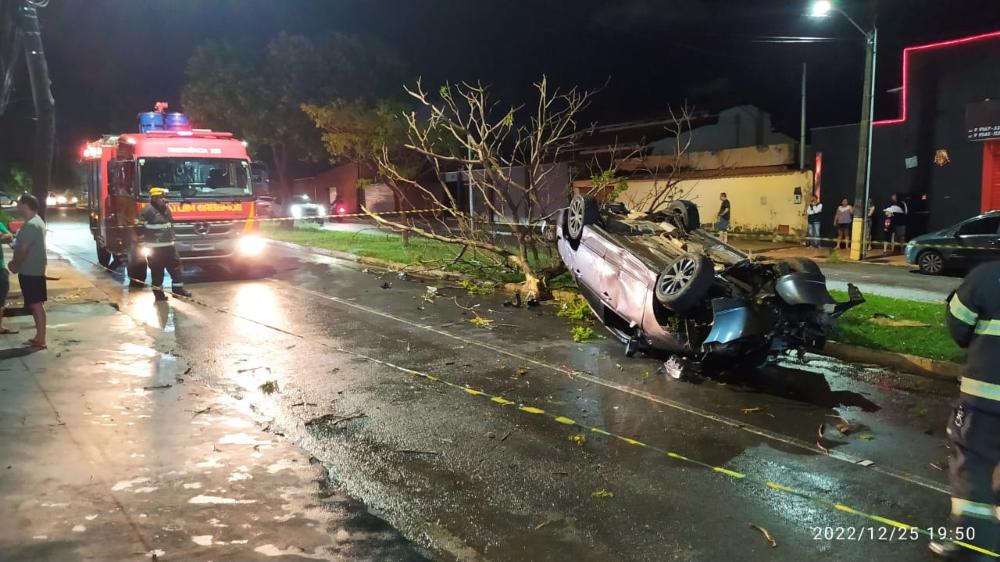 Imagem mostra carro com as rodas para cima. (Foto: Reprodução)