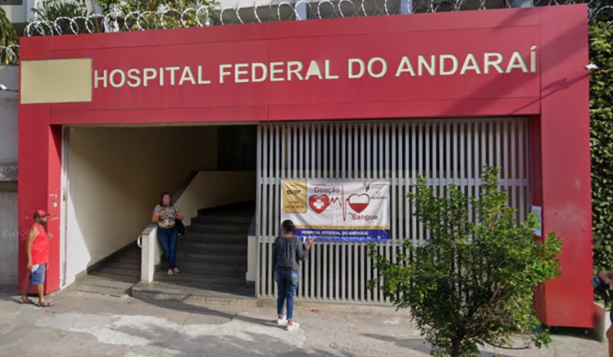 Médico flagrado dormindo é preso por omissão após morte de paciente