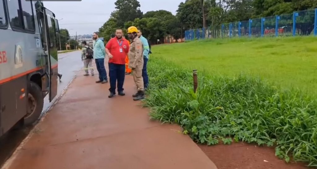 Ônibus com passageiros bate em poste energizado em Santa Helena de Goiás