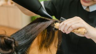 Não é o shampoo, nem o condicionador: veja o segredo para fios mais brilhantes