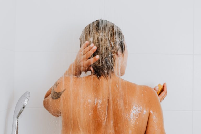 Conheça os benefícios de tomar banho na água fria
