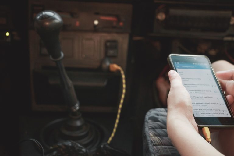 Saiba por que é perigoso carregar o celular no carro