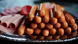Estudo revela os alimentos que mais envelhecem o rosto sem você perceber