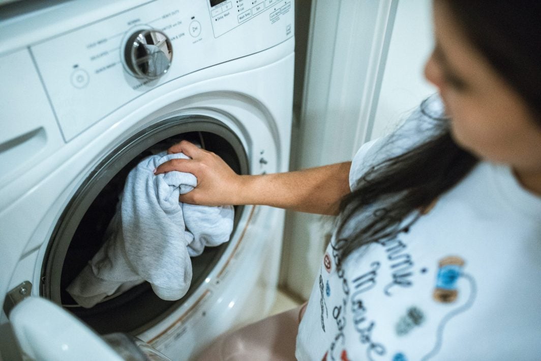 Saiba como tirar os fiapos da máquina de lavar para não estragar as roupas