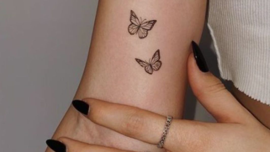 Tatuagem de borboleta feita em mulher dá muito errado e a deixa