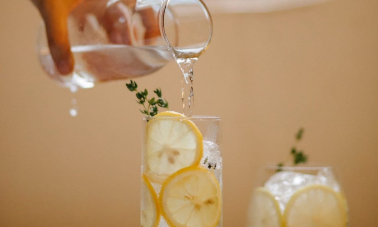Entenda por que muitas pessoas bebem água com limão e veja os mitos e verdades
