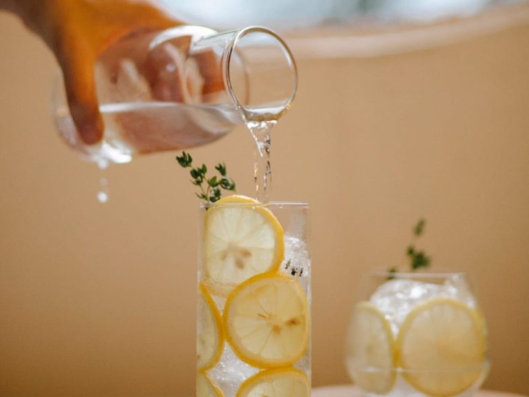 Entenda por que muitas pessoas bebem água com limão e veja os mitos e verdades