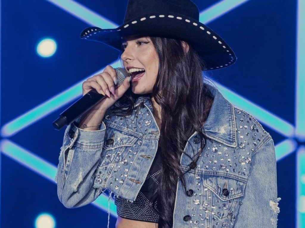 Imagem mostra Ana Castela durante show.