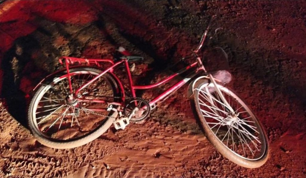 Jovem que empurrava bicicleta em acostamento morre após ser atingido por caminhão, em Iporá