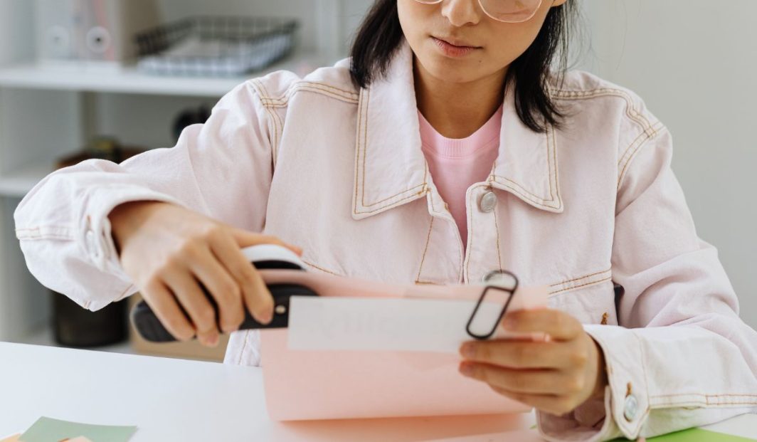 Grampeador tem função secreta que muitas pessoas não fazem ideia; veja