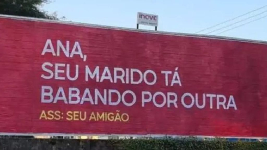 A verdade por trás das placas que quase destruíram relacionamento de casais