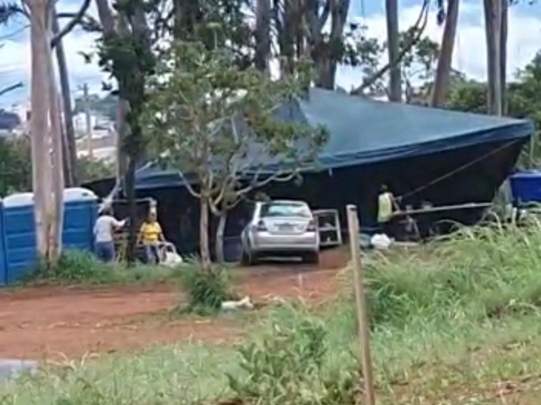 Acampamento está sendo desmontado, na Ala 2 de Anápolis. (Foto: Portal 6/ Rafael Tomazeti)