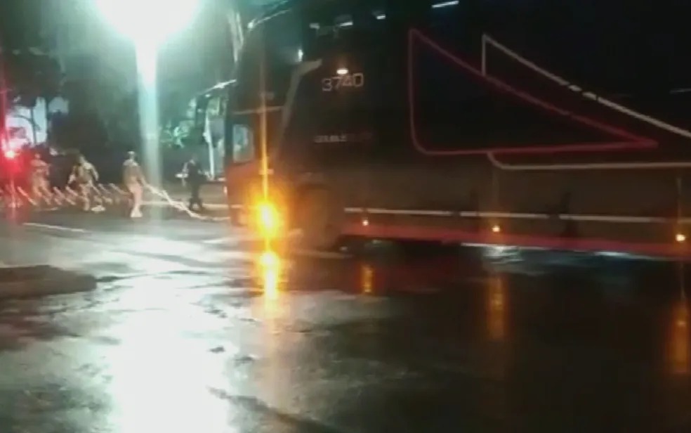 Imagem mostra ônibus parado em rodovia. (Foto; Divulgação/PRF)