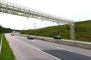 Governo suspende 3,4 milhões de multas de pedágios 'free flow'