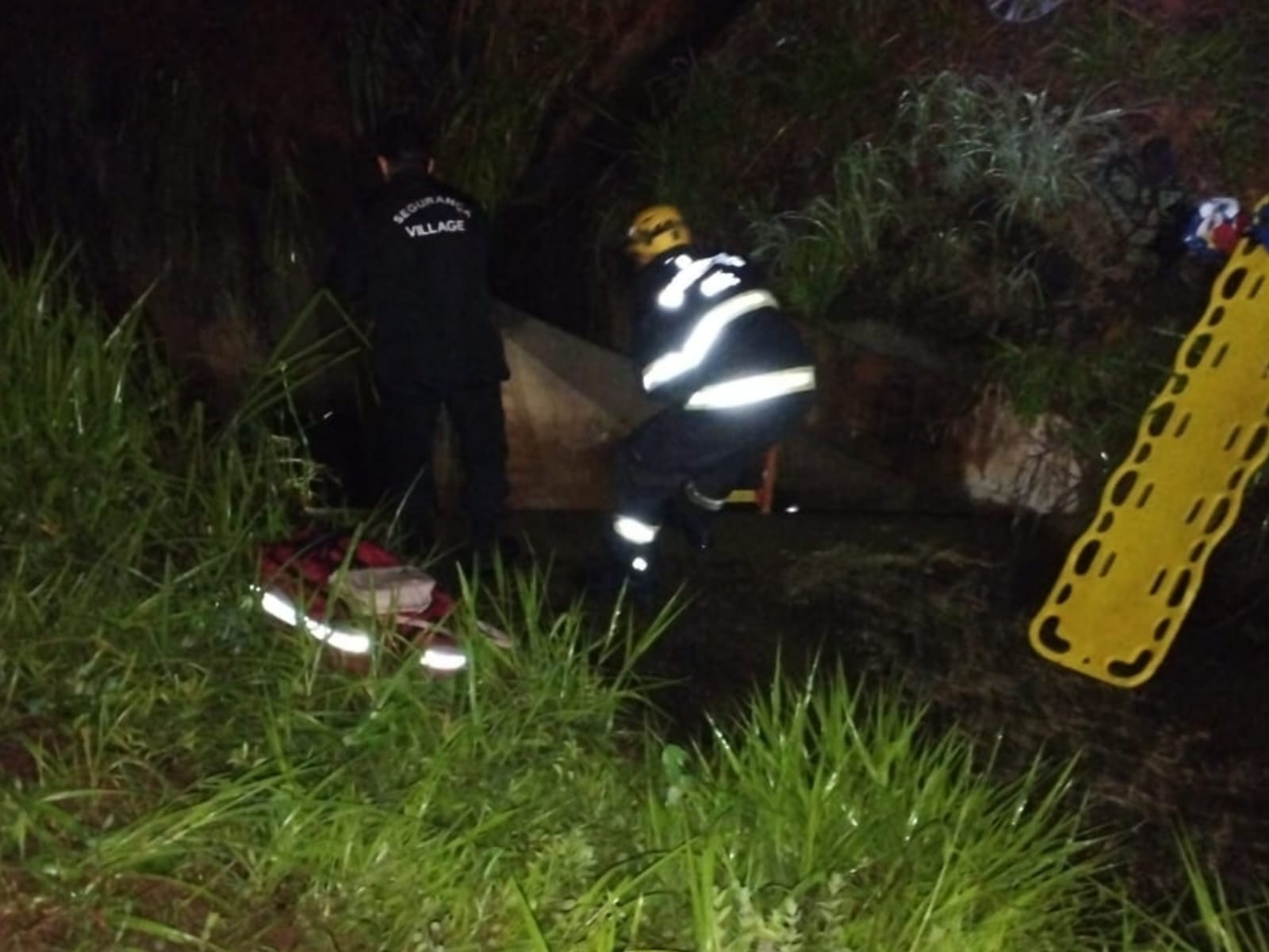 Mulher e jovem ficam presos em córrego após acidente de carro em Caldas Novas