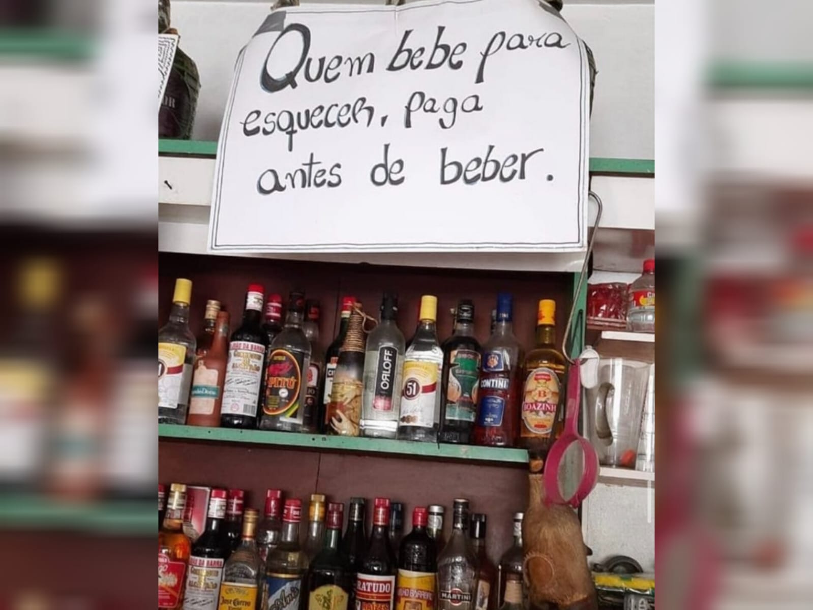 Bar coloca placa deixando recado para quem bebe e aviso viraliza