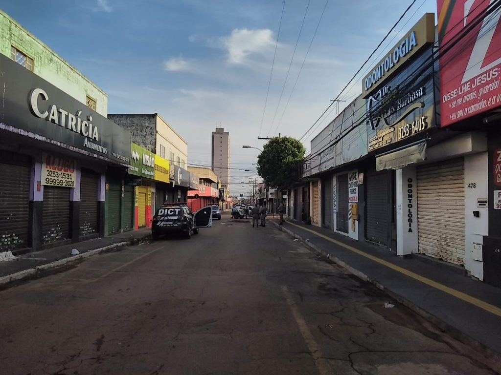 Homem morre atropelado e motorista foge sem prestar socorro, em Goiânia